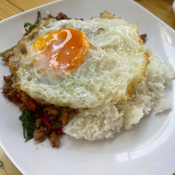 กะเพราหมูสับราดข้าว