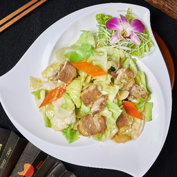 ผัดกะหล่ำปลีหมูกรอบ 花肉炒包菜