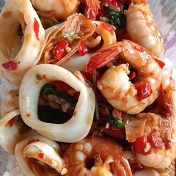 กะเพราทะเล(กุ้ง+หมึก)ราดข้าว