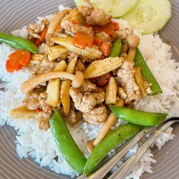 ข้าวผัดผัดรวมหมูสับ ใส่ ถั่วลันเตาข้าวโพดเห็ด