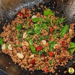 กะเพราเนื้อสับ(กับข้าว)
