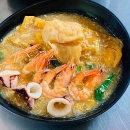 หมี่กรอบห่อไข่ราดหน้าทะเล