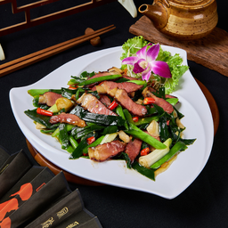 หมูหมักผัดต้นกระเทียม 腊肉炒蒜苗