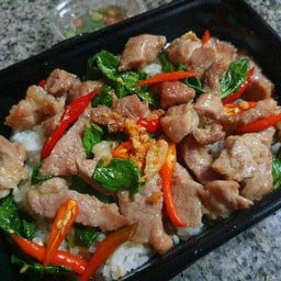 สันคอหมูผัดพริกสดใบโหระพา