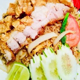 ข้าวผัดหมูกรอบ