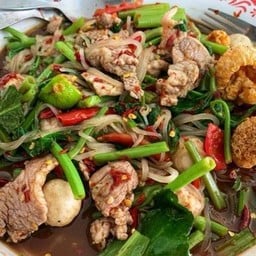 ตำเส้นเล็กหมูพร้อมแคปหมู