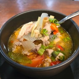 ซุปไก่แซบ (รสชาติสูตรทางร้านปรับเปลี่ยนไม่ได้นะครับ) เปี้ยวนิดเค็มหน่อยๆเผ็ดบางๆ มะนาวแท้นะ เนื้อไก่ 150 กรัม พร้อมถ้วย