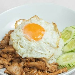 หมูทอดกระเทียมพริกไทย ไข่ดาวราดข้าว