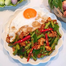 ข้าวผัดพริกแกง
