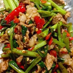 ผัดผักบุ้งเนื้อราดข้าว