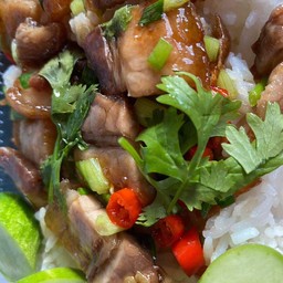 ข้าวหมูกรอบคั่วพริกเกลือ