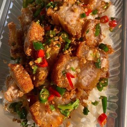 หมูกรอบคั่วพริกเกลือราดข้าว