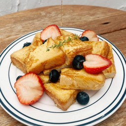 Egg toast with banana & berries