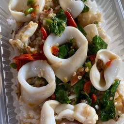 กะเพราปลาหมึกราดข้าว