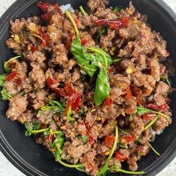 กะเพราเนื้อสับพริกแห้งราดข้าว