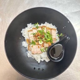 ข้าวหมูกรอบซีอิ๊วหวาน