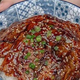 ข้าวหน้าสามชั้นสไลด์ย่างซอสหม่าล่า