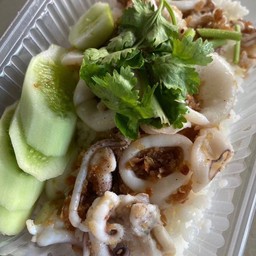 ปลาหมึกกระเทียมราดข้าว