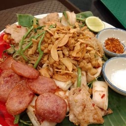 ผัดหมี่กระเฉดรวมมิตร