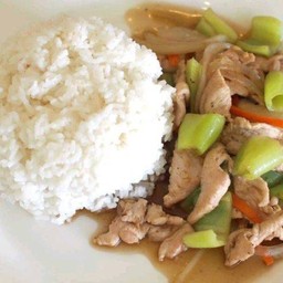 ผัดพริกอ่อนหมูราดข้าว+ไข่ดาว