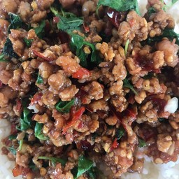 กะเพราเเหนมราดข้าว