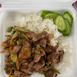 ผัดกะเพราเครื่องในไก่ราดข้าว