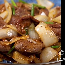ข้าว ราดเนื้อผัดน้ำมันหอยหอมใหญ่