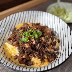 ข้าวลาบคั่ว + ไข่ข้น