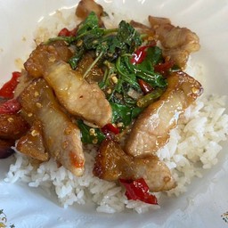 กระเพราหมูกรอบ