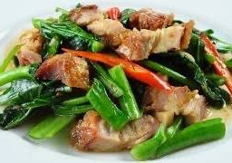 ผัดคะน้าหมูกรอบ ( กับข้าว )