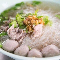 หมีขาวลูกชิ้นหมูน้ำใส่