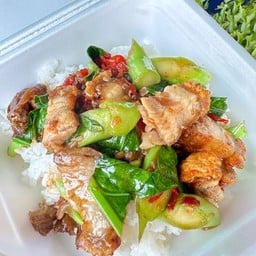 ข้าวคะน้าหมูกรอบ