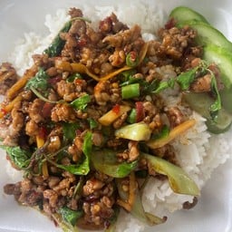 ผัดกะเพราหมูราดข้าว
