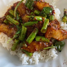 ผัดพริกแกงหมูกรอบ