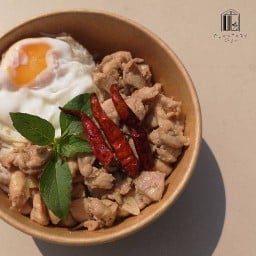 ข้าวไก่ผัดน้ำปลา - ฟรี! ไข่ดาว