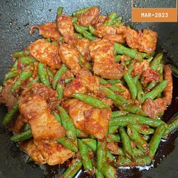 ข้าวราดผัดพริกแกง.   [โปรดระบุเนื้อสัตว์ด้วยนะคะ]