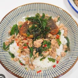 กระเพราไข่เยี่ยวม้า / หมูสับ