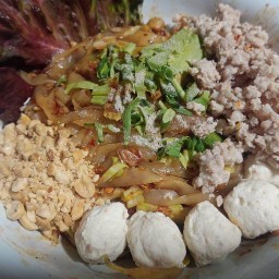 ขนมจีนน้ำยาป่า น้ำยากะทิ ส้มตำ กต.คลุก