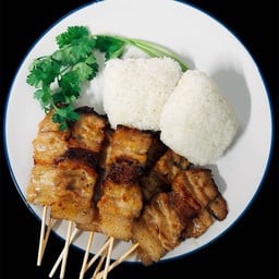 หมูปิ้งโบราณ แฮปปิ้ง ไพรเวทอพาร์ทเม้นท์ (ตึกสีฟ้า ประตูรั้วสีครีม)