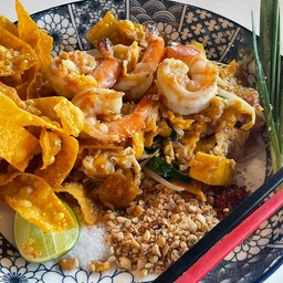 ผัดไทไร้เส้นเกี๊ยวกรอบกุ้งสด