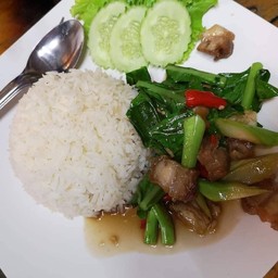 ข้าวคะน้าหมูกรอบ