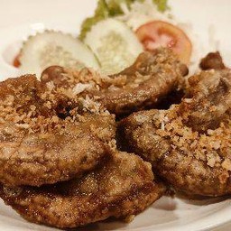 ใส้หมูทอดกระเทียมพริกไทย