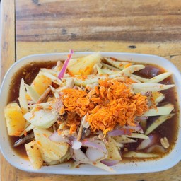 ยำสับปะรด ใส่มะม่วงโรยหน้าถั่วปลากรอบกุ้งเเดง