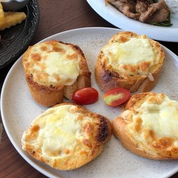 GARLIC BREAD WITH CHEESE