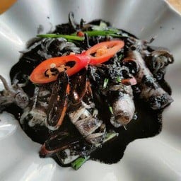 หมึกผัดน้ำดำ