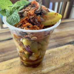 ยำผลไม้ตามฤดูกาลแก้วใหญ่โรยหน้าถั่วปลากรอบกุ้งแดง