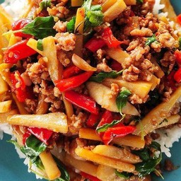 กระเพราหน่อไม้หมูสับ