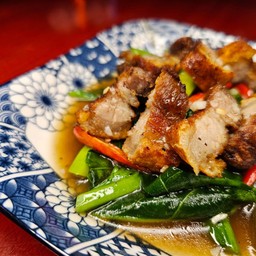 คะน้าหมูกรอบ