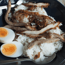 ข้าวหมูทอดใส่ถุง+ไข่ต้ม
