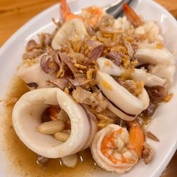 ทะเลทอดกระเทียม(กับข้าว)